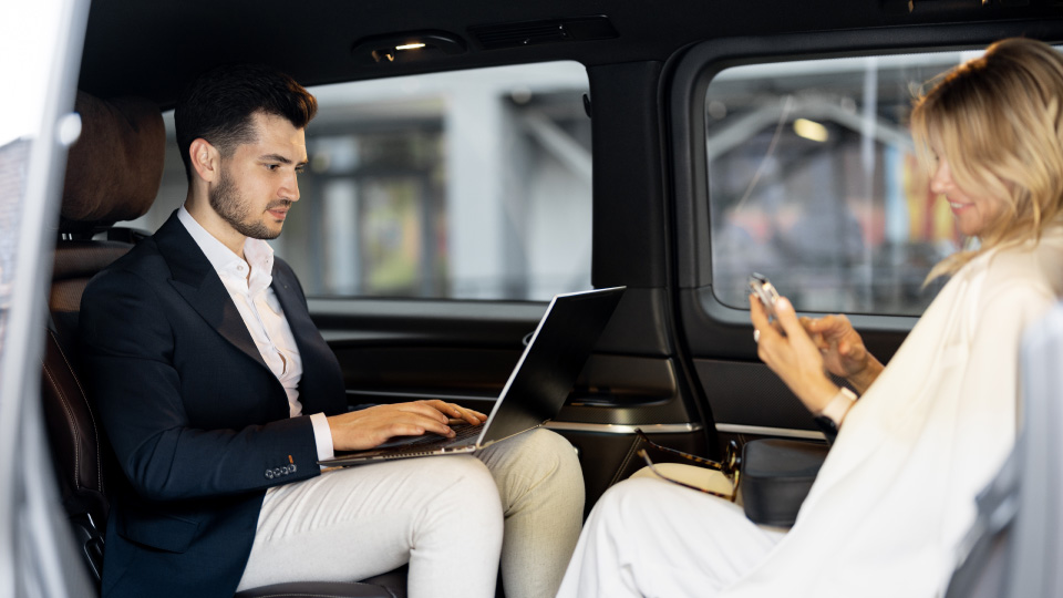 Entrepreneurs à bord d'un taxi à Brunoy