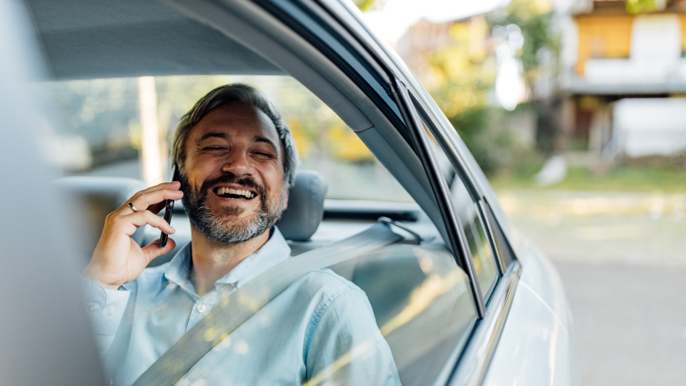 Homme d'affaires dans un taxi à Montgeron