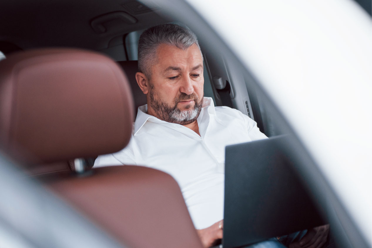 chef d'entreprise dans un taxi à Périgny